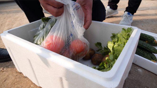 農產品的銷售鏈中斷,致使超市內的果蔬價格大幅上升,城市社群對低價